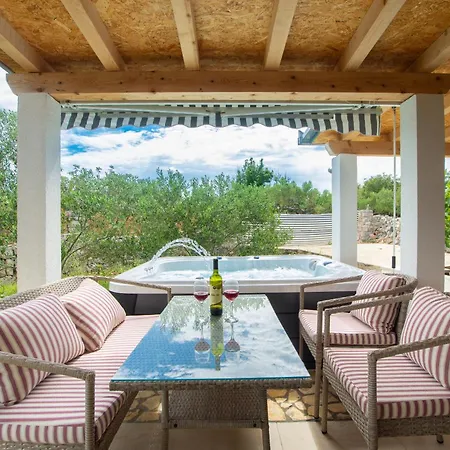 House Lila Jacuzzy *
