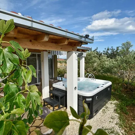 Prázdninový dům House Lila Jacuzzy